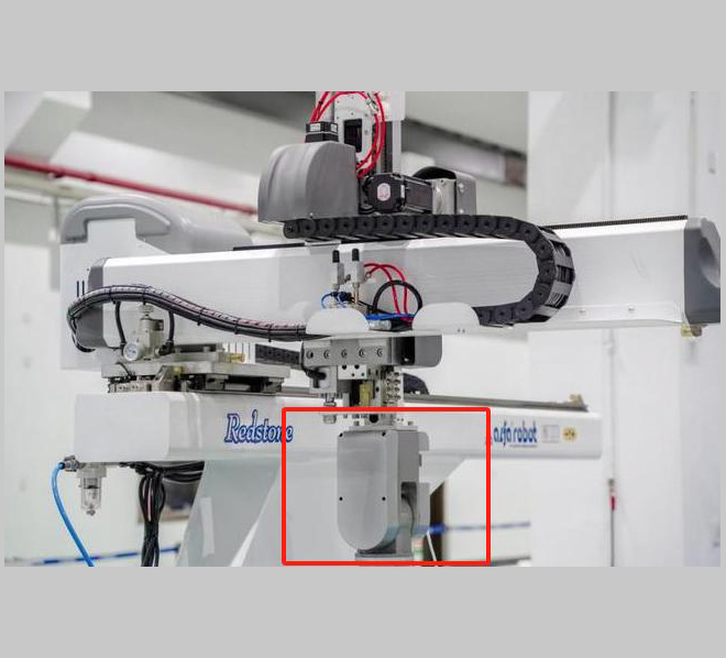 High-load, high-precision injection molding robot